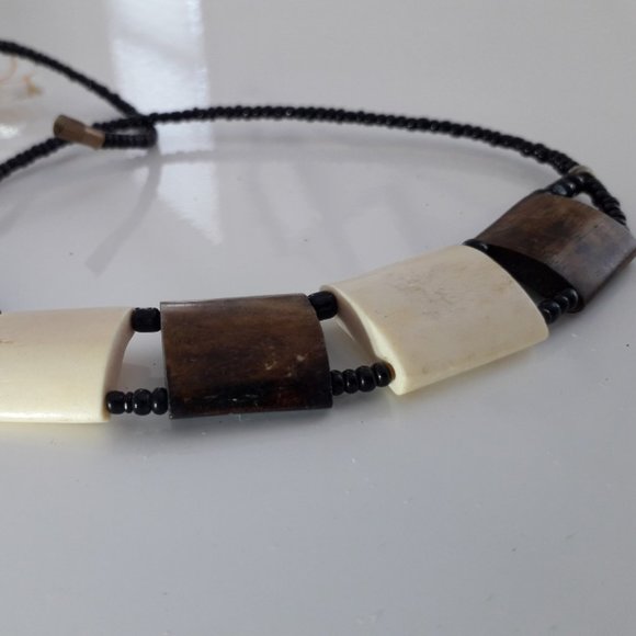 NWOT - TRIBAL JEWELRY NECKLACE IN BROWN AND WHITE POLISHED TILES - Picture 3 of 3